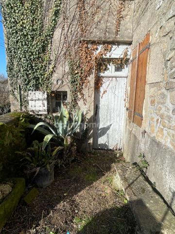 Maison à rénover avec grange et jardin à Châteauponsac