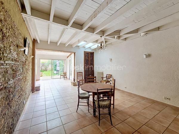 Vivre en ville et se sentir à la campagne...Je vous propose en exclusivité pour le Réseau BSK, cette maison de ville familiale de 125 m², idéalement située dans une rue très calme, à seulement deux pas de la place de la République et des commerces. Traversante et baignée de lumière, cette demeure a su préserver son cachet d'antan, notamment avec sa pièce de vie au superbe mur de briques.

Répartie sur deux niveaux, la maison est prête à vous accueillir sans aucun travaux à prévoir :
- Espace de vie :Au RDC la pièce de vie chaleureuse et traversante avec un coin salon et une bibliothèque est complétée par une cuisine fonctionnelle et son cellier.
- Espace nuit : 3 chambres spacieuses, dont une idéalement située en rez-de-chaussée pour plus de confort.
- Commodités : 1 salle de bains, 1 salle de douche, 3 WC et une vaste cave.
- Confort : Double vitrage, volets roulants électriques, chauffage central au gaz de ville et une toiture en parfait état. La maison est équipée de la fibre optique.

Le jardin de 90 m² est un véritable havre de paix intimiste et sans vis-à-vis. Il offre une ambiance bucolique avec son puits et ses vieilles pierres.

L’atout majeur de ce bien réside également dans son très grand garage de plus de 70 m² au sol. Disposant d’une toiture neuve et d’un étage, ce volume peut être facilement loué indépendamment ou transformé en un second logement selon vos projets.

Vivre à Fleurance, c'est profiter d'une ville à taille humaine, reconnue pour son dynamisme économique et la richesse de ses loisirs (associations, équipements sportifs, vie culturelle).
De plus, la ville est parfaitement connectée pour vos déplacements professionnels ou personnels avec l'accès direct via le TGV jusqu'à la gare d'Agen, puis liaison fluide en bus SNCF jusqu'à Fleurance.

Mon avis ; Cette maison est idéale pour des primo-accédants ou pour un pied à terre en raison de sa localisation en centre ville. Le très vaste garage atelier est parfait pour une profession libérale.

N'hésitez pas à me contacter pour une visite ou pour tout complément d'information .