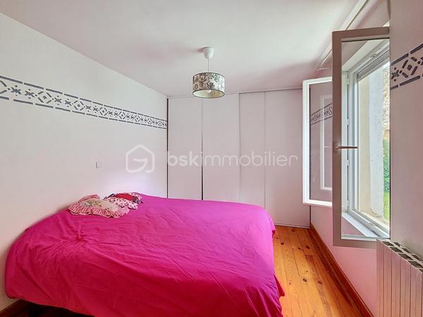 Vivre en ville et se sentir à la campagne...Je vous propose en exclusivité pour le Réseau BSK, cette maison de ville familiale de 125 m², idéalement située dans une rue très calme, à seulement deux pas de la place de la République et des commerces. Traversante et baignée de lumière, cette demeure a su préserver son cachet d'antan, notamment avec sa pièce de vie au superbe mur de briques.

Répartie sur deux niveaux, la maison est prête à vous accueillir sans aucun travaux à prévoir :
- Espace de vie :Au RDC la pièce de vie chaleureuse et traversante avec un coin salon et une bibliothèque est complétée par une cuisine fonctionnelle et son cellier.
- Espace nuit : 3 chambres spacieuses, dont une idéalement située en rez-de-chaussée pour plus de confort.
- Commodités : 1 salle de bains, 1 salle de douche, 3 WC et une vaste cave.
- Confort : Double vitrage, volets roulants électriques, chauffage central au gaz de ville et une toiture en parfait état. La maison est équipée de la fibre optique.

Le jardin de 90 m² est un véritable havre de paix intimiste et sans vis-à-vis. Il offre une ambiance bucolique avec son puits et ses vieilles pierres.

L’atout majeur de ce bien réside également dans son très grand garage de plus de 70 m² au sol. Disposant d’une toiture neuve et d’un étage, ce volume peut être facilement loué indépendamment ou transformé en un second logement selon vos projets.

Vivre à Fleurance, c'est profiter d'une ville à taille humaine, reconnue pour son dynamisme économique et la richesse de ses loisirs (associations, équipements sportifs, vie culturelle).
De plus, la ville est parfaitement connectée pour vos déplacements professionnels ou personnels avec l'accès direct via le TGV jusqu'à la gare d'Agen, puis liaison fluide en bus SNCF jusqu'à Fleurance.

Mon avis ; Cette maison est idéale pour des primo-accédants ou pour un pied à terre en raison de sa localisation en centre ville. Le très vaste garage atelier est parfait pour une profession libérale.

N'hésitez pas à me contacter pour une visite ou pour tout complément d'information .
