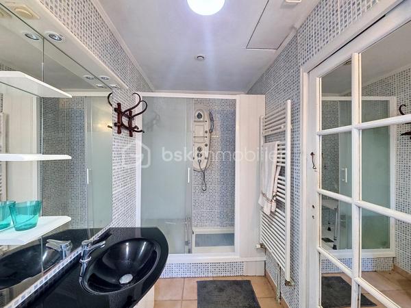 Vivre en ville et se sentir à la campagne...Je vous propose en exclusivité pour le Réseau BSK, cette maison de ville familiale de 125 m², idéalement située dans une rue très calme, à seulement deux pas de la place de la République et des commerces. Traversante et baignée de lumière, cette demeure a su préserver son cachet d'antan, notamment avec sa pièce de vie au superbe mur de briques.

Répartie sur deux niveaux, la maison est prête à vous accueillir sans aucun travaux à prévoir :
- Espace de vie :Au RDC la pièce de vie chaleureuse et traversante avec un coin salon et une bibliothèque est complétée par une cuisine fonctionnelle et son cellier.
- Espace nuit : 3 chambres spacieuses, dont une idéalement située en rez-de-chaussée pour plus de confort.
- Commodités : 1 salle de bains, 1 salle de douche, 3 WC et une vaste cave.
- Confort : Double vitrage, volets roulants électriques, chauffage central au gaz de ville et une toiture en parfait état. La maison est équipée de la fibre optique.

Le jardin de 90 m² est un véritable havre de paix intimiste et sans vis-à-vis. Il offre une ambiance bucolique avec son puits et ses vieilles pierres.

L’atout majeur de ce bien réside également dans son très grand garage de plus de 70 m² au sol. Disposant d’une toiture neuve et d’un étage, ce volume peut être facilement loué indépendamment ou transformé en un second logement selon vos projets.

Vivre à Fleurance, c'est profiter d'une ville à taille humaine, reconnue pour son dynamisme économique et la richesse de ses loisirs (associations, équipements sportifs, vie culturelle).
De plus, la ville est parfaitement connectée pour vos déplacements professionnels ou personnels avec l'accès direct via le TGV jusqu'à la gare d'Agen, puis liaison fluide en bus SNCF jusqu'à Fleurance.

Mon avis ; Cette maison est idéale pour des primo-accédants ou pour un pied à terre en raison de sa localisation en centre ville. Le très vaste garage atelier est parfait pour une profession libérale.

N'hésitez pas à me contacter pour une visite ou pour tout complément d'information .