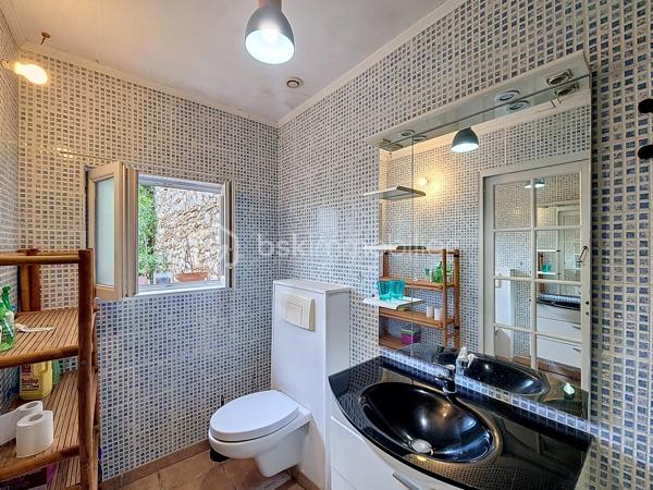 Vivre en ville et se sentir à la campagne...Je vous propose en exclusivité pour le Réseau BSK, cette maison de ville familiale de 125 m², idéalement située dans une rue très calme, à seulement deux pas de la place de la République et des commerces. Traversante et baignée de lumière, cette demeure a su préserver son cachet d'antan, notamment avec sa pièce de vie au superbe mur de briques.

Répartie sur deux niveaux, la maison est prête à vous accueillir sans aucun travaux à prévoir :
- Espace de vie :Au RDC la pièce de vie chaleureuse et traversante avec un coin salon et une bibliothèque est complétée par une cuisine fonctionnelle et son cellier.
- Espace nuit : 3 chambres spacieuses, dont une idéalement située en rez-de-chaussée pour plus de confort.
- Commodités : 1 salle de bains, 1 salle de douche, 3 WC et une vaste cave.
- Confort : Double vitrage, volets roulants électriques, chauffage central au gaz de ville et une toiture en parfait état. La maison est équipée de la fibre optique.

Le jardin de 90 m² est un véritable havre de paix intimiste et sans vis-à-vis. Il offre une ambiance bucolique avec son puits et ses vieilles pierres.

L’atout majeur de ce bien réside également dans son très grand garage de plus de 70 m² au sol. Disposant d’une toiture neuve et d’un étage, ce volume peut être facilement loué indépendamment ou transformé en un second logement selon vos projets.

Vivre à Fleurance, c'est profiter d'une ville à taille humaine, reconnue pour son dynamisme économique et la richesse de ses loisirs (associations, équipements sportifs, vie culturelle).
De plus, la ville est parfaitement connectée pour vos déplacements professionnels ou personnels avec l'accès direct via le TGV jusqu'à la gare d'Agen, puis liaison fluide en bus SNCF jusqu'à Fleurance.

Mon avis ; Cette maison est idéale pour des primo-accédants ou pour un pied à terre en raison de sa localisation en centre ville. Le très vaste garage atelier est parfait pour une profession libérale.

N'hésitez pas à me contacter pour une visite ou pour tout complément d'information .