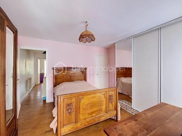 Vivre en ville et se sentir à la campagne...Je vous propose en exclusivité pour le Réseau BSK, cette maison de ville familiale de 125 m², idéalement située dans une rue très calme, à seulement deux pas de la place de la République et des commerces. Traversante et baignée de lumière, cette demeure a su préserver son cachet d'antan, notamment avec sa pièce de vie au superbe mur de briques.

Répartie sur deux niveaux, la maison est prête à vous accueillir sans aucun travaux à prévoir :
- Espace de vie :Au RDC la pièce de vie chaleureuse et traversante avec un coin salon et une bibliothèque est complétée par une cuisine fonctionnelle et son cellier.
- Espace nuit : 3 chambres spacieuses, dont une idéalement située en rez-de-chaussée pour plus de confort.
- Commodités : 1 salle de bains, 1 salle de douche, 3 WC et une vaste cave.
- Confort : Double vitrage, volets roulants électriques, chauffage central au gaz de ville et une toiture en parfait état. La maison est équipée de la fibre optique.

Le jardin de 90 m² est un véritable havre de paix intimiste et sans vis-à-vis. Il offre une ambiance bucolique avec son puits et ses vieilles pierres.

L’atout majeur de ce bien réside également dans son très grand garage de plus de 70 m² au sol. Disposant d’une toiture neuve et d’un étage, ce volume peut être facilement loué indépendamment ou transformé en un second logement selon vos projets.

Vivre à Fleurance, c'est profiter d'une ville à taille humaine, reconnue pour son dynamisme économique et la richesse de ses loisirs (associations, équipements sportifs, vie culturelle).
De plus, la ville est parfaitement connectée pour vos déplacements professionnels ou personnels avec l'accès direct via le TGV jusqu'à la gare d'Agen, puis liaison fluide en bus SNCF jusqu'à Fleurance.

Mon avis ; Cette maison est idéale pour des primo-accédants ou pour un pied à terre en raison de sa localisation en centre ville. Le très vaste garage atelier est parfait pour une profession libérale.

N'hésitez pas à me contacter pour une visite ou pour tout complément d'information .