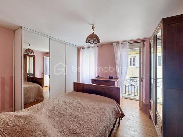 Vivre en ville et se sentir à la campagne...Je vous propose en exclusivité pour le Réseau BSK, cette maison de ville familiale de 125 m², idéalement située dans une rue très calme, à seulement deux pas de la place de la République et des commerces. Traversante et baignée de lumière, cette demeure a su préserver son cachet d'antan, notamment avec sa pièce de vie au superbe mur de briques.

Répartie sur deux niveaux, la maison est prête à vous accueillir sans aucun travaux à prévoir :
- Espace de vie :Au RDC la pièce de vie chaleureuse et traversante avec un coin salon et une bibliothèque est complétée par une cuisine fonctionnelle et son cellier.
- Espace nuit : 3 chambres spacieuses, dont une idéalement située en rez-de-chaussée pour plus de confort.
- Commodités : 1 salle de bains, 1 salle de douche, 3 WC et une vaste cave.
- Confort : Double vitrage, volets roulants électriques, chauffage central au gaz de ville et une toiture en parfait état. La maison est équipée de la fibre optique.

Le jardin de 90 m² est un véritable havre de paix intimiste et sans vis-à-vis. Il offre une ambiance bucolique avec son puits et ses vieilles pierres.

L’atout majeur de ce bien réside également dans son très grand garage de plus de 70 m² au sol. Disposant d’une toiture neuve et d’un étage, ce volume peut être facilement loué indépendamment ou transformé en un second logement selon vos projets.

Vivre à Fleurance, c'est profiter d'une ville à taille humaine, reconnue pour son dynamisme économique et la richesse de ses loisirs (associations, équipements sportifs, vie culturelle).
De plus, la ville est parfaitement connectée pour vos déplacements professionnels ou personnels avec l'accès direct via le TGV jusqu'à la gare d'Agen, puis liaison fluide en bus SNCF jusqu'à Fleurance.

Mon avis ; Cette maison est idéale pour des primo-accédants ou pour un pied à terre en raison de sa localisation en centre ville. Le très vaste garage atelier est parfait pour une profession libérale.

N'hésitez pas à me contacter pour une visite ou pour tout complément d'information .