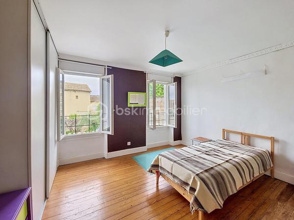 Vivre en ville et se sentir à la campagne...Je vous propose en exclusivité pour le Réseau BSK, cette maison de ville familiale de 125 m², idéalement située dans une rue très calme, à seulement deux pas de la place de la République et des commerces. Traversante et baignée de lumière, cette demeure a su préserver son cachet d'antan, notamment avec sa pièce de vie au superbe mur de briques.

Répartie sur deux niveaux, la maison est prête à vous accueillir sans aucun travaux à prévoir :
- Espace de vie :Au RDC la pièce de vie chaleureuse et traversante avec un coin salon et une bibliothèque est complétée par une cuisine fonctionnelle et son cellier.
- Espace nuit : 3 chambres spacieuses, dont une idéalement située en rez-de-chaussée pour plus de confort.
- Commodités : 1 salle de bains, 1 salle de douche, 3 WC et une vaste cave.
- Confort : Double vitrage, volets roulants électriques, chauffage central au gaz de ville et une toiture en parfait état. La maison est équipée de la fibre optique.

Le jardin de 90 m² est un véritable havre de paix intimiste et sans vis-à-vis. Il offre une ambiance bucolique avec son puits et ses vieilles pierres.

L’atout majeur de ce bien réside également dans son très grand garage de plus de 70 m² au sol. Disposant d’une toiture neuve et d’un étage, ce volume peut être facilement loué indépendamment ou transformé en un second logement selon vos projets.

Vivre à Fleurance, c'est profiter d'une ville à taille humaine, reconnue pour son dynamisme économique et la richesse de ses loisirs (associations, équipements sportifs, vie culturelle).
De plus, la ville est parfaitement connectée pour vos déplacements professionnels ou personnels avec l'accès direct via le TGV jusqu'à la gare d'Agen, puis liaison fluide en bus SNCF jusqu'à Fleurance.

Mon avis ; Cette maison est idéale pour des primo-accédants ou pour un pied à terre en raison de sa localisation en centre ville. Le très vaste garage atelier est parfait pour une profession libérale.

N'hésitez pas à me contacter pour une visite ou pour tout complément d'information .