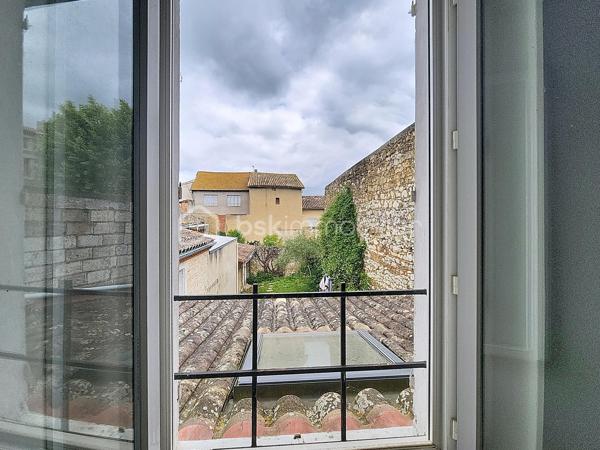 Vivre en ville et se sentir à la campagne...Je vous propose en exclusivité pour le Réseau BSK, cette maison de ville familiale de 125 m², idéalement située dans une rue très calme, à seulement deux pas de la place de la République et des commerces. Traversante et baignée de lumière, cette demeure a su préserver son cachet d'antan, notamment avec sa pièce de vie au superbe mur de briques.

Répartie sur deux niveaux, la maison est prête à vous accueillir sans aucun travaux à prévoir :
- Espace de vie :Au RDC la pièce de vie chaleureuse et traversante avec un coin salon et une bibliothèque est complétée par une cuisine fonctionnelle et son cellier.
- Espace nuit : 3 chambres spacieuses, dont une idéalement située en rez-de-chaussée pour plus de confort.
- Commodités : 1 salle de bains, 1 salle de douche, 3 WC et une vaste cave.
- Confort : Double vitrage, volets roulants électriques, chauffage central au gaz de ville et une toiture en parfait état. La maison est équipée de la fibre optique.

Le jardin de 90 m² est un véritable havre de paix intimiste et sans vis-à-vis. Il offre une ambiance bucolique avec son puits et ses vieilles pierres.

L’atout majeur de ce bien réside également dans son très grand garage de plus de 70 m² au sol. Disposant d’une toiture neuve et d’un étage, ce volume peut être facilement loué indépendamment ou transformé en un second logement selon vos projets.

Vivre à Fleurance, c'est profiter d'une ville à taille humaine, reconnue pour son dynamisme économique et la richesse de ses loisirs (associations, équipements sportifs, vie culturelle).
De plus, la ville est parfaitement connectée pour vos déplacements professionnels ou personnels avec l'accès direct via le TGV jusqu'à la gare d'Agen, puis liaison fluide en bus SNCF jusqu'à Fleurance.

Mon avis ; Cette maison est idéale pour des primo-accédants ou pour un pied à terre en raison de sa localisation en centre ville. Le très vaste garage atelier est parfait pour une profession libérale.

N'hésitez pas à me contacter pour une visite ou pour tout complément d'information .