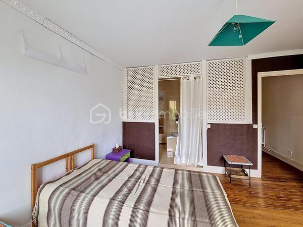 Vivre en ville et se sentir à la campagne...Je vous propose en exclusivité pour le Réseau BSK, cette maison de ville familiale de 125 m², idéalement située dans une rue très calme, à seulement deux pas de la place de la République et des commerces. Traversante et baignée de lumière, cette demeure a su préserver son cachet d'antan, notamment avec sa pièce de vie au superbe mur de briques.

Répartie sur deux niveaux, la maison est prête à vous accueillir sans aucun travaux à prévoir :
- Espace de vie :Au RDC la pièce de vie chaleureuse et traversante avec un coin salon et une bibliothèque est complétée par une cuisine fonctionnelle et son cellier.
- Espace nuit : 3 chambres spacieuses, dont une idéalement située en rez-de-chaussée pour plus de confort.
- Commodités : 1 salle de bains, 1 salle de douche, 3 WC et une vaste cave.
- Confort : Double vitrage, volets roulants électriques, chauffage central au gaz de ville et une toiture en parfait état. La maison est équipée de la fibre optique.

Le jardin de 90 m² est un véritable havre de paix intimiste et sans vis-à-vis. Il offre une ambiance bucolique avec son puits et ses vieilles pierres.

L’atout majeur de ce bien réside également dans son très grand garage de plus de 70 m² au sol. Disposant d’une toiture neuve et d’un étage, ce volume peut être facilement loué indépendamment ou transformé en un second logement selon vos projets.

Vivre à Fleurance, c'est profiter d'une ville à taille humaine, reconnue pour son dynamisme économique et la richesse de ses loisirs (associations, équipements sportifs, vie culturelle).
De plus, la ville est parfaitement connectée pour vos déplacements professionnels ou personnels avec l'accès direct via le TGV jusqu'à la gare d'Agen, puis liaison fluide en bus SNCF jusqu'à Fleurance.

Mon avis ; Cette maison est idéale pour des primo-accédants ou pour un pied à terre en raison de sa localisation en centre ville. Le très vaste garage atelier est parfait pour une profession libérale.

N'hésitez pas à me contacter pour une visite ou pour tout complément d'information .