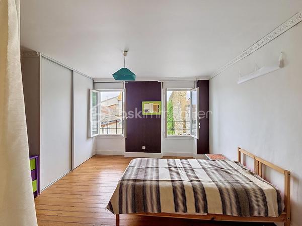 Vivre en ville et se sentir à la campagne...Je vous propose en exclusivité pour le Réseau BSK, cette maison de ville familiale de 125 m², idéalement située dans une rue très calme, à seulement deux pas de la place de la République et des commerces. Traversante et baignée de lumière, cette demeure a su préserver son cachet d'antan, notamment avec sa pièce de vie au superbe mur de briques.

Répartie sur deux niveaux, la maison est prête à vous accueillir sans aucun travaux à prévoir :
- Espace de vie :Au RDC la pièce de vie chaleureuse et traversante avec un coin salon et une bibliothèque est complétée par une cuisine fonctionnelle et son cellier.
- Espace nuit : 3 chambres spacieuses, dont une idéalement située en rez-de-chaussée pour plus de confort.
- Commodités : 1 salle de bains, 1 salle de douche, 3 WC et une vaste cave.
- Confort : Double vitrage, volets roulants électriques, chauffage central au gaz de ville et une toiture en parfait état. La maison est équipée de la fibre optique.

Le jardin de 90 m² est un véritable havre de paix intimiste et sans vis-à-vis. Il offre une ambiance bucolique avec son puits et ses vieilles pierres.

L’atout majeur de ce bien réside également dans son très grand garage de plus de 70 m² au sol. Disposant d’une toiture neuve et d’un étage, ce volume peut être facilement loué indépendamment ou transformé en un second logement selon vos projets.

Vivre à Fleurance, c'est profiter d'une ville à taille humaine, reconnue pour son dynamisme économique et la richesse de ses loisirs (associations, équipements sportifs, vie culturelle).
De plus, la ville est parfaitement connectée pour vos déplacements professionnels ou personnels avec l'accès direct via le TGV jusqu'à la gare d'Agen, puis liaison fluide en bus SNCF jusqu'à Fleurance.

Mon avis ; Cette maison est idéale pour des primo-accédants ou pour un pied à terre en raison de sa localisation en centre ville. Le très vaste garage atelier est parfait pour une profession libérale.

N'hésitez pas à me contacter pour une visite ou pour tout complément d'information .
