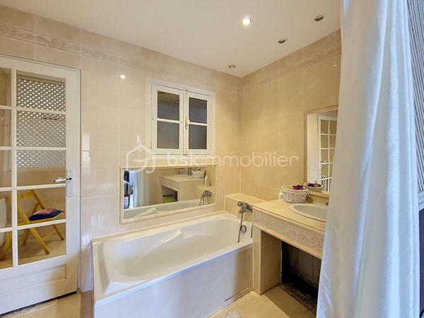 Vivre en ville et se sentir à la campagne...Je vous propose en exclusivité pour le Réseau BSK, cette maison de ville familiale de 125 m², idéalement située dans une rue très calme, à seulement deux pas de la place de la République et des commerces. Traversante et baignée de lumière, cette demeure a su préserver son cachet d'antan, notamment avec sa pièce de vie au superbe mur de briques.

Répartie sur deux niveaux, la maison est prête à vous accueillir sans aucun travaux à prévoir :
- Espace de vie :Au RDC la pièce de vie chaleureuse et traversante avec un coin salon et une bibliothèque est complétée par une cuisine fonctionnelle et son cellier.
- Espace nuit : 3 chambres spacieuses, dont une idéalement située en rez-de-chaussée pour plus de confort.
- Commodités : 1 salle de bains, 1 salle de douche, 3 WC et une vaste cave.
- Confort : Double vitrage, volets roulants électriques, chauffage central au gaz de ville et une toiture en parfait état. La maison est équipée de la fibre optique.

Le jardin de 90 m² est un véritable havre de paix intimiste et sans vis-à-vis. Il offre une ambiance bucolique avec son puits et ses vieilles pierres.

L’atout majeur de ce bien réside également dans son très grand garage de plus de 70 m² au sol. Disposant d’une toiture neuve et d’un étage, ce volume peut être facilement loué indépendamment ou transformé en un second logement selon vos projets.

Vivre à Fleurance, c'est profiter d'une ville à taille humaine, reconnue pour son dynamisme économique et la richesse de ses loisirs (associations, équipements sportifs, vie culturelle).
De plus, la ville est parfaitement connectée pour vos déplacements professionnels ou personnels avec l'accès direct via le TGV jusqu'à la gare d'Agen, puis liaison fluide en bus SNCF jusqu'à Fleurance.

Mon avis ; Cette maison est idéale pour des primo-accédants ou pour un pied à terre en raison de sa localisation en centre ville. Le très vaste garage atelier est parfait pour une profession libérale.

N'hésitez pas à me contacter pour une visite ou pour tout complément d'information .