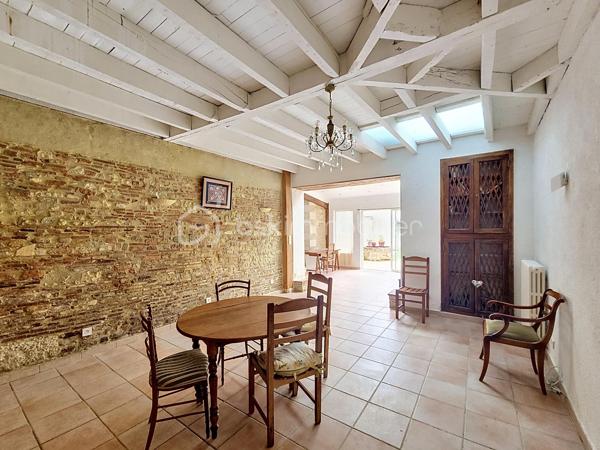 Vivre en ville et se sentir à la campagne...Je vous propose en exclusivité pour le Réseau BSK, cette maison de ville familiale de 125 m², idéalement située dans une rue très calme, à seulement deux pas de la place de la République et des commerces. Traversante et baignée de lumière, cette demeure a su préserver son cachet d'antan, notamment avec sa pièce de vie au superbe mur de briques.

Répartie sur deux niveaux, la maison est prête à vous accueillir sans aucun travaux à prévoir :
- Espace de vie :Au RDC la pièce de vie chaleureuse et traversante avec un coin salon et une bibliothèque est complétée par une cuisine fonctionnelle et son cellier.
- Espace nuit : 3 chambres spacieuses, dont une idéalement située en rez-de-chaussée pour plus de confort.
- Commodités : 1 salle de bains, 1 salle de douche, 3 WC et une vaste cave.
- Confort : Double vitrage, volets roulants électriques, chauffage central au gaz de ville et une toiture en parfait état. La maison est équipée de la fibre optique.

Le jardin de 90 m² est un véritable havre de paix intimiste et sans vis-à-vis. Il offre une ambiance bucolique avec son puits et ses vieilles pierres.

L’atout majeur de ce bien réside également dans son très grand garage de plus de 70 m² au sol. Disposant d’une toiture neuve et d’un étage, ce volume peut être facilement loué indépendamment ou transformé en un second logement selon vos projets.

Vivre à Fleurance, c'est profiter d'une ville à taille humaine, reconnue pour son dynamisme économique et la richesse de ses loisirs (associations, équipements sportifs, vie culturelle).
De plus, la ville est parfaitement connectée pour vos déplacements professionnels ou personnels avec l'accès direct via le TGV jusqu'à la gare d'Agen, puis liaison fluide en bus SNCF jusqu'à Fleurance.

Mon avis ; Cette maison est idéale pour des primo-accédants ou pour un pied à terre en raison de sa localisation en centre ville. Le très vaste garage atelier est parfait pour une profession libérale.

N'hésitez pas à me contacter pour une visite ou pour tout complément d'information .