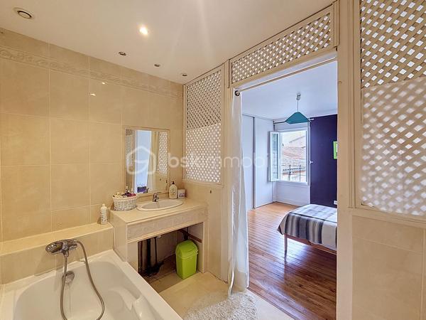 Vivre en ville et se sentir à la campagne...Je vous propose en exclusivité pour le Réseau BSK, cette maison de ville familiale de 125 m², idéalement située dans une rue très calme, à seulement deux pas de la place de la République et des commerces. Traversante et baignée de lumière, cette demeure a su préserver son cachet d'antan, notamment avec sa pièce de vie au superbe mur de briques.

Répartie sur deux niveaux, la maison est prête à vous accueillir sans aucun travaux à prévoir :
- Espace de vie :Au RDC la pièce de vie chaleureuse et traversante avec un coin salon et une bibliothèque est complétée par une cuisine fonctionnelle et son cellier.
- Espace nuit : 3 chambres spacieuses, dont une idéalement située en rez-de-chaussée pour plus de confort.
- Commodités : 1 salle de bains, 1 salle de douche, 3 WC et une vaste cave.
- Confort : Double vitrage, volets roulants électriques, chauffage central au gaz de ville et une toiture en parfait état. La maison est équipée de la fibre optique.

Le jardin de 90 m² est un véritable havre de paix intimiste et sans vis-à-vis. Il offre une ambiance bucolique avec son puits et ses vieilles pierres.

L’atout majeur de ce bien réside également dans son très grand garage de plus de 70 m² au sol. Disposant d’une toiture neuve et d’un étage, ce volume peut être facilement loué indépendamment ou transformé en un second logement selon vos projets.

Vivre à Fleurance, c'est profiter d'une ville à taille humaine, reconnue pour son dynamisme économique et la richesse de ses loisirs (associations, équipements sportifs, vie culturelle).
De plus, la ville est parfaitement connectée pour vos déplacements professionnels ou personnels avec l'accès direct via le TGV jusqu'à la gare d'Agen, puis liaison fluide en bus SNCF jusqu'à Fleurance.

Mon avis ; Cette maison est idéale pour des primo-accédants ou pour un pied à terre en raison de sa localisation en centre ville. Le très vaste garage atelier est parfait pour une profession libérale.

N'hésitez pas à me contacter pour une visite ou pour tout complément d'information .