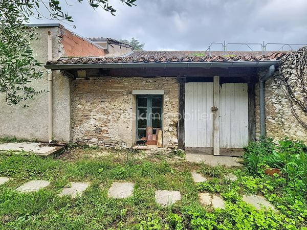 Vivre en ville et se sentir à la campagne...Je vous propose en exclusivité pour le Réseau BSK, cette maison de ville familiale de 125 m², idéalement située dans une rue très calme, à seulement deux pas de la place de la République et des commerces. Traversante et baignée de lumière, cette demeure a su préserver son cachet d'antan, notamment avec sa pièce de vie au superbe mur de briques.

Répartie sur deux niveaux, la maison est prête à vous accueillir sans aucun travaux à prévoir :
- Espace de vie :Au RDC la pièce de vie chaleureuse et traversante avec un coin salon et une bibliothèque est complétée par une cuisine fonctionnelle et son cellier.
- Espace nuit : 3 chambres spacieuses, dont une idéalement située en rez-de-chaussée pour plus de confort.
- Commodités : 1 salle de bains, 1 salle de douche, 3 WC et une vaste cave.
- Confort : Double vitrage, volets roulants électriques, chauffage central au gaz de ville et une toiture en parfait état. La maison est équipée de la fibre optique.

Le jardin de 90 m² est un véritable havre de paix intimiste et sans vis-à-vis. Il offre une ambiance bucolique avec son puits et ses vieilles pierres.

L’atout majeur de ce bien réside également dans son très grand garage de plus de 70 m² au sol. Disposant d’une toiture neuve et d’un étage, ce volume peut être facilement loué indépendamment ou transformé en un second logement selon vos projets.

Vivre à Fleurance, c'est profiter d'une ville à taille humaine, reconnue pour son dynamisme économique et la richesse de ses loisirs (associations, équipements sportifs, vie culturelle).
De plus, la ville est parfaitement connectée pour vos déplacements professionnels ou personnels avec l'accès direct via le TGV jusqu'à la gare d'Agen, puis liaison fluide en bus SNCF jusqu'à Fleurance.

Mon avis ; Cette maison est idéale pour des primo-accédants ou pour un pied à terre en raison de sa localisation en centre ville. Le très vaste garage atelier est parfait pour une profession libérale.

N'hésitez pas à me contacter pour une visite ou pour tout complément d'information .