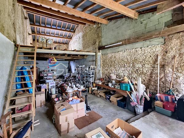 Vivre en ville et se sentir à la campagne...Je vous propose en exclusivité pour le Réseau BSK, cette maison de ville familiale de 125 m², idéalement située dans une rue très calme, à seulement deux pas de la place de la République et des commerces. Traversante et baignée de lumière, cette demeure a su préserver son cachet d'antan, notamment avec sa pièce de vie au superbe mur de briques.

Répartie sur deux niveaux, la maison est prête à vous accueillir sans aucun travaux à prévoir :
- Espace de vie :Au RDC la pièce de vie chaleureuse et traversante avec un coin salon et une bibliothèque est complétée par une cuisine fonctionnelle et son cellier.
- Espace nuit : 3 chambres spacieuses, dont une idéalement située en rez-de-chaussée pour plus de confort.
- Commodités : 1 salle de bains, 1 salle de douche, 3 WC et une vaste cave.
- Confort : Double vitrage, volets roulants électriques, chauffage central au gaz de ville et une toiture en parfait état. La maison est équipée de la fibre optique.

Le jardin de 90 m² est un véritable havre de paix intimiste et sans vis-à-vis. Il offre une ambiance bucolique avec son puits et ses vieilles pierres.

L’atout majeur de ce bien réside également dans son très grand garage de plus de 70 m² au sol. Disposant d’une toiture neuve et d’un étage, ce volume peut être facilement loué indépendamment ou transformé en un second logement selon vos projets.

Vivre à Fleurance, c'est profiter d'une ville à taille humaine, reconnue pour son dynamisme économique et la richesse de ses loisirs (associations, équipements sportifs, vie culturelle).
De plus, la ville est parfaitement connectée pour vos déplacements professionnels ou personnels avec l'accès direct via le TGV jusqu'à la gare d'Agen, puis liaison fluide en bus SNCF jusqu'à Fleurance.

Mon avis ; Cette maison est idéale pour des primo-accédants ou pour un pied à terre en raison de sa localisation en centre ville. Le très vaste garage atelier est parfait pour une profession libérale.

N'hésitez pas à me contacter pour une visite ou pour tout complément d'information .