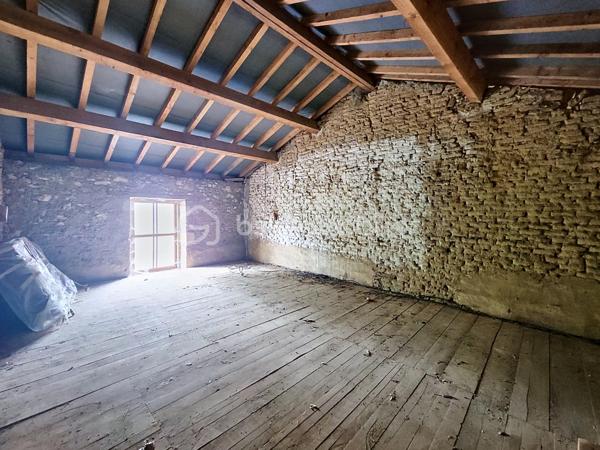 Vivre en ville et se sentir à la campagne...Je vous propose en exclusivité pour le Réseau BSK, cette maison de ville familiale de 125 m², idéalement située dans une rue très calme, à seulement deux pas de la place de la République et des commerces. Traversante et baignée de lumière, cette demeure a su préserver son cachet d'antan, notamment avec sa pièce de vie au superbe mur de briques.

Répartie sur deux niveaux, la maison est prête à vous accueillir sans aucun travaux à prévoir :
- Espace de vie :Au RDC la pièce de vie chaleureuse et traversante avec un coin salon et une bibliothèque est complétée par une cuisine fonctionnelle et son cellier.
- Espace nuit : 3 chambres spacieuses, dont une idéalement située en rez-de-chaussée pour plus de confort.
- Commodités : 1 salle de bains, 1 salle de douche, 3 WC et une vaste cave.
- Confort : Double vitrage, volets roulants électriques, chauffage central au gaz de ville et une toiture en parfait état. La maison est équipée de la fibre optique.

Le jardin de 90 m² est un véritable havre de paix intimiste et sans vis-à-vis. Il offre une ambiance bucolique avec son puits et ses vieilles pierres.

L’atout majeur de ce bien réside également dans son très grand garage de plus de 70 m² au sol. Disposant d’une toiture neuve et d’un étage, ce volume peut être facilement loué indépendamment ou transformé en un second logement selon vos projets.

Vivre à Fleurance, c'est profiter d'une ville à taille humaine, reconnue pour son dynamisme économique et la richesse de ses loisirs (associations, équipements sportifs, vie culturelle).
De plus, la ville est parfaitement connectée pour vos déplacements professionnels ou personnels avec l'accès direct via le TGV jusqu'à la gare d'Agen, puis liaison fluide en bus SNCF jusqu'à Fleurance.

Mon avis ; Cette maison est idéale pour des primo-accédants ou pour un pied à terre en raison de sa localisation en centre ville. Le très vaste garage atelier est parfait pour une profession libérale.

N'hésitez pas à me contacter pour une visite ou pour tout complément d'information .