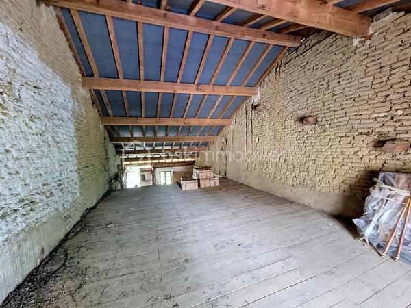 Vivre en ville et se sentir à la campagne...Je vous propose en exclusivité pour le Réseau BSK, cette maison de ville familiale de 125 m², idéalement située dans une rue très calme, à seulement deux pas de la place de la République et des commerces. Traversante et baignée de lumière, cette demeure a su préserver son cachet d'antan, notamment avec sa pièce de vie au superbe mur de briques.

Répartie sur deux niveaux, la maison est prête à vous accueillir sans aucun travaux à prévoir :
- Espace de vie :Au RDC la pièce de vie chaleureuse et traversante avec un coin salon et une bibliothèque est complétée par une cuisine fonctionnelle et son cellier.
- Espace nuit : 3 chambres spacieuses, dont une idéalement située en rez-de-chaussée pour plus de confort.
- Commodités : 1 salle de bains, 1 salle de douche, 3 WC et une vaste cave.
- Confort : Double vitrage, volets roulants électriques, chauffage central au gaz de ville et une toiture en parfait état. La maison est équipée de la fibre optique.

Le jardin de 90 m² est un véritable havre de paix intimiste et sans vis-à-vis. Il offre une ambiance bucolique avec son puits et ses vieilles pierres.

L’atout majeur de ce bien réside également dans son très grand garage de plus de 70 m² au sol. Disposant d’une toiture neuve et d’un étage, ce volume peut être facilement loué indépendamment ou transformé en un second logement selon vos projets.

Vivre à Fleurance, c'est profiter d'une ville à taille humaine, reconnue pour son dynamisme économique et la richesse de ses loisirs (associations, équipements sportifs, vie culturelle).
De plus, la ville est parfaitement connectée pour vos déplacements professionnels ou personnels avec l'accès direct via le TGV jusqu'à la gare d'Agen, puis liaison fluide en bus SNCF jusqu'à Fleurance.

Mon avis ; Cette maison est idéale pour des primo-accédants ou pour un pied à terre en raison de sa localisation en centre ville. Le très vaste garage atelier est parfait pour une profession libérale.

N'hésitez pas à me contacter pour une visite ou pour tout complément d'information .