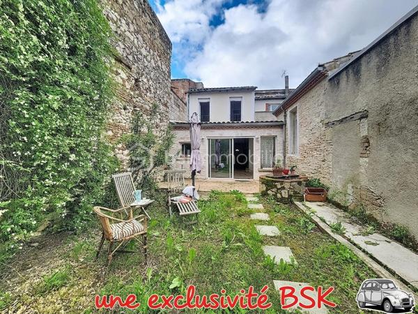 Vivre en ville et se sentir à la campagne...Je vous propose en exclusivité pour le Réseau BSK, cette maison de ville familiale de 125 m², idéalement située dans une rue très calme, à seulement deux pas de la place de la République et des commerces. Traversante et baignée de lumière, cette demeure a su préserver son cachet d'antan, notamment avec sa pièce de vie au superbe mur de briques.

Répartie sur deux niveaux, la maison est prête à vous accueillir sans aucun travaux à prévoir :
- Espace de vie :Au RDC la pièce de vie chaleureuse et traversante avec un coin salon et une bibliothèque est complétée par une cuisine fonctionnelle et son cellier.
- Espace nuit : 3 chambres spacieuses, dont une idéalement située en rez-de-chaussée pour plus de confort.
- Commodités : 1 salle de bains, 1 salle de douche, 3 WC et une vaste cave.
- Confort : Double vitrage, volets roulants électriques, chauffage central au gaz de ville et une toiture en parfait état. La maison est équipée de la fibre optique.

Le jardin de 90 m² est un véritable havre de paix intimiste et sans vis-à-vis. Il offre une ambiance bucolique avec son puits et ses vieilles pierres.

L’atout majeur de ce bien réside également dans son très grand garage de plus de 70 m² au sol. Disposant d’une toiture neuve et d’un étage, ce volume peut être facilement loué indépendamment ou transformé en un second logement selon vos projets.

Vivre à Fleurance, c'est profiter d'une ville à taille humaine, reconnue pour son dynamisme économique et la richesse de ses loisirs (associations, équipements sportifs, vie culturelle).
De plus, la ville est parfaitement connectée pour vos déplacements professionnels ou personnels avec l'accès direct via le TGV jusqu'à la gare d'Agen, puis liaison fluide en bus SNCF jusqu'à Fleurance.

Mon avis ; Cette maison est idéale pour des primo-accédants ou pour un pied à terre en raison de sa localisation en centre ville. Le très vaste garage atelier est parfait pour une profession libérale.

N'hésitez pas à me contacter pour une visite ou pour tout complément d'information .