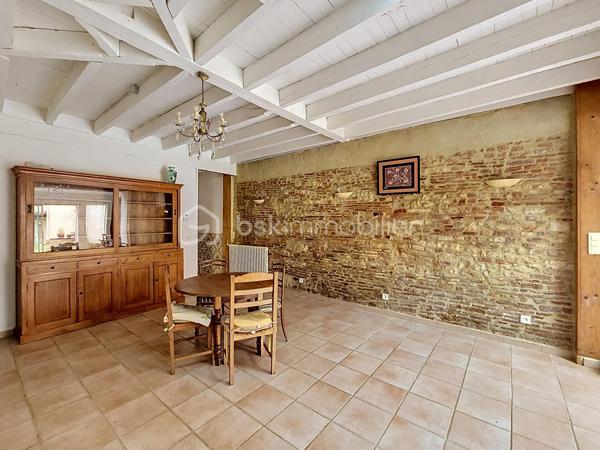 Vivre en ville et se sentir à la campagne...Je vous propose en exclusivité pour le Réseau BSK, cette maison de ville familiale de 125 m², idéalement située dans une rue très calme, à seulement deux pas de la place de la République et des commerces. Traversante et baignée de lumière, cette demeure a su préserver son cachet d'antan, notamment avec sa pièce de vie au superbe mur de briques.

Répartie sur deux niveaux, la maison est prête à vous accueillir sans aucun travaux à prévoir :
- Espace de vie :Au RDC la pièce de vie chaleureuse et traversante avec un coin salon et une bibliothèque est complétée par une cuisine fonctionnelle et son cellier.
- Espace nuit : 3 chambres spacieuses, dont une idéalement située en rez-de-chaussée pour plus de confort.
- Commodités : 1 salle de bains, 1 salle de douche, 3 WC et une vaste cave.
- Confort : Double vitrage, volets roulants électriques, chauffage central au gaz de ville et une toiture en parfait état. La maison est équipée de la fibre optique.

Le jardin de 90 m² est un véritable havre de paix intimiste et sans vis-à-vis. Il offre une ambiance bucolique avec son puits et ses vieilles pierres.

L’atout majeur de ce bien réside également dans son très grand garage de plus de 70 m² au sol. Disposant d’une toiture neuve et d’un étage, ce volume peut être facilement loué indépendamment ou transformé en un second logement selon vos projets.

Vivre à Fleurance, c'est profiter d'une ville à taille humaine, reconnue pour son dynamisme économique et la richesse de ses loisirs (associations, équipements sportifs, vie culturelle).
De plus, la ville est parfaitement connectée pour vos déplacements professionnels ou personnels avec l'accès direct via le TGV jusqu'à la gare d'Agen, puis liaison fluide en bus SNCF jusqu'à Fleurance.

Mon avis ; Cette maison est idéale pour des primo-accédants ou pour un pied à terre en raison de sa localisation en centre ville. Le très vaste garage atelier est parfait pour une profession libérale.

N'hésitez pas à me contacter pour une visite ou pour tout complément d'information .