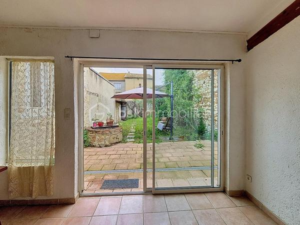 Vivre en ville et se sentir à la campagne...Je vous propose en exclusivité pour le Réseau BSK, cette maison de ville familiale de 125 m², idéalement située dans une rue très calme, à seulement deux pas de la place de la République et des commerces. Traversante et baignée de lumière, cette demeure a su préserver son cachet d'antan, notamment avec sa pièce de vie au superbe mur de briques.

Répartie sur deux niveaux, la maison est prête à vous accueillir sans aucun travaux à prévoir :
- Espace de vie :Au RDC la pièce de vie chaleureuse et traversante avec un coin salon et une bibliothèque est complétée par une cuisine fonctionnelle et son cellier.
- Espace nuit : 3 chambres spacieuses, dont une idéalement située en rez-de-chaussée pour plus de confort.
- Commodités : 1 salle de bains, 1 salle de douche, 3 WC et une vaste cave.
- Confort : Double vitrage, volets roulants électriques, chauffage central au gaz de ville et une toiture en parfait état. La maison est équipée de la fibre optique.

Le jardin de 90 m² est un véritable havre de paix intimiste et sans vis-à-vis. Il offre une ambiance bucolique avec son puits et ses vieilles pierres.

L’atout majeur de ce bien réside également dans son très grand garage de plus de 70 m² au sol. Disposant d’une toiture neuve et d’un étage, ce volume peut être facilement loué indépendamment ou transformé en un second logement selon vos projets.

Vivre à Fleurance, c'est profiter d'une ville à taille humaine, reconnue pour son dynamisme économique et la richesse de ses loisirs (associations, équipements sportifs, vie culturelle).
De plus, la ville est parfaitement connectée pour vos déplacements professionnels ou personnels avec l'accès direct via le TGV jusqu'à la gare d'Agen, puis liaison fluide en bus SNCF jusqu'à Fleurance.

Mon avis ; Cette maison est idéale pour des primo-accédants ou pour un pied à terre en raison de sa localisation en centre ville. Le très vaste garage atelier est parfait pour une profession libérale.

N'hésitez pas à me contacter pour une visite ou pour tout complément d'information .