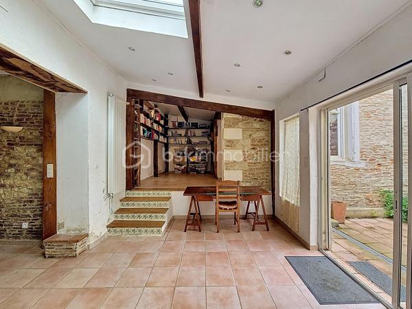 Vivre en ville et se sentir à la campagne...Je vous propose en exclusivité pour le Réseau BSK, cette maison de ville familiale de 125 m², idéalement située dans une rue très calme, à seulement deux pas de la place de la République et des commerces. Traversante et baignée de lumière, cette demeure a su préserver son cachet d'antan, notamment avec sa pièce de vie au superbe mur de briques.

Répartie sur deux niveaux, la maison est prête à vous accueillir sans aucun travaux à prévoir :
- Espace de vie :Au RDC la pièce de vie chaleureuse et traversante avec un coin salon et une bibliothèque est complétée par une cuisine fonctionnelle et son cellier.
- Espace nuit : 3 chambres spacieuses, dont une idéalement située en rez-de-chaussée pour plus de confort.
- Commodités : 1 salle de bains, 1 salle de douche, 3 WC et une vaste cave.
- Confort : Double vitrage, volets roulants électriques, chauffage central au gaz de ville et une toiture en parfait état. La maison est équipée de la fibre optique.

Le jardin de 90 m² est un véritable havre de paix intimiste et sans vis-à-vis. Il offre une ambiance bucolique avec son puits et ses vieilles pierres.

L’atout majeur de ce bien réside également dans son très grand garage de plus de 70 m² au sol. Disposant d’une toiture neuve et d’un étage, ce volume peut être facilement loué indépendamment ou transformé en un second logement selon vos projets.

Vivre à Fleurance, c'est profiter d'une ville à taille humaine, reconnue pour son dynamisme économique et la richesse de ses loisirs (associations, équipements sportifs, vie culturelle).
De plus, la ville est parfaitement connectée pour vos déplacements professionnels ou personnels avec l'accès direct via le TGV jusqu'à la gare d'Agen, puis liaison fluide en bus SNCF jusqu'à Fleurance.

Mon avis ; Cette maison est idéale pour des primo-accédants ou pour un pied à terre en raison de sa localisation en centre ville. Le très vaste garage atelier est parfait pour une profession libérale.

N'hésitez pas à me contacter pour une visite ou pour tout complément d'information .