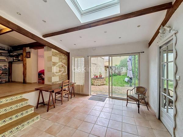Vivre en ville et se sentir à la campagne...Je vous propose en exclusivité pour le Réseau BSK, cette maison de ville familiale de 125 m², idéalement située dans une rue très calme, à seulement deux pas de la place de la République et des commerces. Traversante et baignée de lumière, cette demeure a su préserver son cachet d'antan, notamment avec sa pièce de vie au superbe mur de briques.

Répartie sur deux niveaux, la maison est prête à vous accueillir sans aucun travaux à prévoir :
- Espace de vie :Au RDC la pièce de vie chaleureuse et traversante avec un coin salon et une bibliothèque est complétée par une cuisine fonctionnelle et son cellier.
- Espace nuit : 3 chambres spacieuses, dont une idéalement située en rez-de-chaussée pour plus de confort.
- Commodités : 1 salle de bains, 1 salle de douche, 3 WC et une vaste cave.
- Confort : Double vitrage, volets roulants électriques, chauffage central au gaz de ville et une toiture en parfait état. La maison est équipée de la fibre optique.

Le jardin de 90 m² est un véritable havre de paix intimiste et sans vis-à-vis. Il offre une ambiance bucolique avec son puits et ses vieilles pierres.

L’atout majeur de ce bien réside également dans son très grand garage de plus de 70 m² au sol. Disposant d’une toiture neuve et d’un étage, ce volume peut être facilement loué indépendamment ou transformé en un second logement selon vos projets.

Vivre à Fleurance, c'est profiter d'une ville à taille humaine, reconnue pour son dynamisme économique et la richesse de ses loisirs (associations, équipements sportifs, vie culturelle).
De plus, la ville est parfaitement connectée pour vos déplacements professionnels ou personnels avec l'accès direct via le TGV jusqu'à la gare d'Agen, puis liaison fluide en bus SNCF jusqu'à Fleurance.

Mon avis ; Cette maison est idéale pour des primo-accédants ou pour un pied à terre en raison de sa localisation en centre ville. Le très vaste garage atelier est parfait pour une profession libérale.

N'hésitez pas à me contacter pour une visite ou pour tout complément d'information .