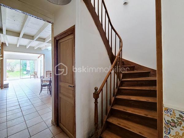 Vivre en ville et se sentir à la campagne...Je vous propose en exclusivité pour le Réseau BSK, cette maison de ville familiale de 125 m², idéalement située dans une rue très calme, à seulement deux pas de la place de la République et des commerces. Traversante et baignée de lumière, cette demeure a su préserver son cachet d'antan, notamment avec sa pièce de vie au superbe mur de briques.

Répartie sur deux niveaux, la maison est prête à vous accueillir sans aucun travaux à prévoir :
- Espace de vie :Au RDC la pièce de vie chaleureuse et traversante avec un coin salon et une bibliothèque est complétée par une cuisine fonctionnelle et son cellier.
- Espace nuit : 3 chambres spacieuses, dont une idéalement située en rez-de-chaussée pour plus de confort.
- Commodités : 1 salle de bains, 1 salle de douche, 3 WC et une vaste cave.
- Confort : Double vitrage, volets roulants électriques, chauffage central au gaz de ville et une toiture en parfait état. La maison est équipée de la fibre optique.

Le jardin de 90 m² est un véritable havre de paix intimiste et sans vis-à-vis. Il offre une ambiance bucolique avec son puits et ses vieilles pierres.

L’atout majeur de ce bien réside également dans son très grand garage de plus de 70 m² au sol. Disposant d’une toiture neuve et d’un étage, ce volume peut être facilement loué indépendamment ou transformé en un second logement selon vos projets.

Vivre à Fleurance, c'est profiter d'une ville à taille humaine, reconnue pour son dynamisme économique et la richesse de ses loisirs (associations, équipements sportifs, vie culturelle).
De plus, la ville est parfaitement connectée pour vos déplacements professionnels ou personnels avec l'accès direct via le TGV jusqu'à la gare d'Agen, puis liaison fluide en bus SNCF jusqu'à Fleurance.

Mon avis ; Cette maison est idéale pour des primo-accédants ou pour un pied à terre en raison de sa localisation en centre ville. Le très vaste garage atelier est parfait pour une profession libérale.

N'hésitez pas à me contacter pour une visite ou pour tout complément d'information .