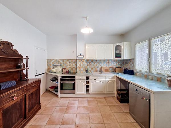 Vivre en ville et se sentir à la campagne...Je vous propose en exclusivité pour le Réseau BSK, cette maison de ville familiale de 125 m², idéalement située dans une rue très calme, à seulement deux pas de la place de la République et des commerces. Traversante et baignée de lumière, cette demeure a su préserver son cachet d'antan, notamment avec sa pièce de vie au superbe mur de briques.

Répartie sur deux niveaux, la maison est prête à vous accueillir sans aucun travaux à prévoir :
- Espace de vie :Au RDC la pièce de vie chaleureuse et traversante avec un coin salon et une bibliothèque est complétée par une cuisine fonctionnelle et son cellier.
- Espace nuit : 3 chambres spacieuses, dont une idéalement située en rez-de-chaussée pour plus de confort.
- Commodités : 1 salle de bains, 1 salle de douche, 3 WC et une vaste cave.
- Confort : Double vitrage, volets roulants électriques, chauffage central au gaz de ville et une toiture en parfait état. La maison est équipée de la fibre optique.

Le jardin de 90 m² est un véritable havre de paix intimiste et sans vis-à-vis. Il offre une ambiance bucolique avec son puits et ses vieilles pierres.

L’atout majeur de ce bien réside également dans son très grand garage de plus de 70 m² au sol. Disposant d’une toiture neuve et d’un étage, ce volume peut être facilement loué indépendamment ou transformé en un second logement selon vos projets.

Vivre à Fleurance, c'est profiter d'une ville à taille humaine, reconnue pour son dynamisme économique et la richesse de ses loisirs (associations, équipements sportifs, vie culturelle).
De plus, la ville est parfaitement connectée pour vos déplacements professionnels ou personnels avec l'accès direct via le TGV jusqu'à la gare d'Agen, puis liaison fluide en bus SNCF jusqu'à Fleurance.

Mon avis ; Cette maison est idéale pour des primo-accédants ou pour un pied à terre en raison de sa localisation en centre ville. Le très vaste garage atelier est parfait pour une profession libérale.

N'hésitez pas à me contacter pour une visite ou pour tout complément d'information .