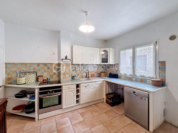 Vivre en ville et se sentir à la campagne...Je vous propose en exclusivité pour le Réseau BSK, cette maison de ville familiale de 125 m², idéalement située dans une rue très calme, à seulement deux pas de la place de la République et des commerces. Traversante et baignée de lumière, cette demeure a su préserver son cachet d'antan, notamment avec sa pièce de vie au superbe mur de briques.

Répartie sur deux niveaux, la maison est prête à vous accueillir sans aucun travaux à prévoir :
- Espace de vie :Au RDC la pièce de vie chaleureuse et traversante avec un coin salon et une bibliothèque est complétée par une cuisine fonctionnelle et son cellier.
- Espace nuit : 3 chambres spacieuses, dont une idéalement située en rez-de-chaussée pour plus de confort.
- Commodités : 1 salle de bains, 1 salle de douche, 3 WC et une vaste cave.
- Confort : Double vitrage, volets roulants électriques, chauffage central au gaz de ville et une toiture en parfait état. La maison est équipée de la fibre optique.

Le jardin de 90 m² est un véritable havre de paix intimiste et sans vis-à-vis. Il offre une ambiance bucolique avec son puits et ses vieilles pierres.

L’atout majeur de ce bien réside également dans son très grand garage de plus de 70 m² au sol. Disposant d’une toiture neuve et d’un étage, ce volume peut être facilement loué indépendamment ou transformé en un second logement selon vos projets.

Vivre à Fleurance, c'est profiter d'une ville à taille humaine, reconnue pour son dynamisme économique et la richesse de ses loisirs (associations, équipements sportifs, vie culturelle).
De plus, la ville est parfaitement connectée pour vos déplacements professionnels ou personnels avec l'accès direct via le TGV jusqu'à la gare d'Agen, puis liaison fluide en bus SNCF jusqu'à Fleurance.

Mon avis ; Cette maison est idéale pour des primo-accédants ou pour un pied à terre en raison de sa localisation en centre ville. Le très vaste garage atelier est parfait pour une profession libérale.

N'hésitez pas à me contacter pour une visite ou pour tout complément d'information .