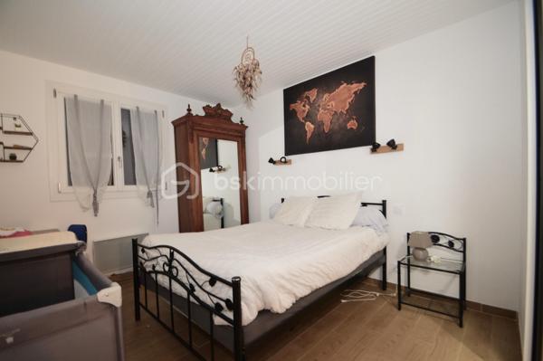 À Saint-Laurent-de-la-Salanque, laissez-vous séduire par cette superbe villa traditionnelle 3 faces de 180 m² habitables, nichée dans un quartier résidentiel calme, à proximité immédiate des commodités et à quelques minutes seulement des plages du Barcarès. Édifiée sur une parcelle de 465 m², elle offre un cadre de vie à la fois paisible et fonctionnel. Dès l'entrée, une allée paysagée mène à un porche fermé ouvrant sur un vaste hall. Le séjour lumineux, agrémenté d'une cheminée à foyer fermé, crée une atmosphère chaleureuse. La cuisine ouverte, de fabrication artisanale, séduit par son îlot central et ses finitions haut de gamme en granit noir, avec un accès direct à une terrasse semi-couverte idéale pour recevoir. Les extérieurs invitent à la détente avec piscine chauffée au sel exposée plein sud, espace barbecue et emplacement prévu pour un jacuzzi. Le rez-de-chaussée comprend également une chambre, une salle d'eau avec WC, un cellier et un garage. À l'étage, quatre grandes chambres avec rangements, dont une suite parentale, ainsi qu'une élégante salle de bain. Le dernier niveau offre une chambre supplémentaire et un bureau, parfaits pour le télétravail. Prestations complètes et confort moderne font de cette villa un bien rare, idéal pour une grande famille.