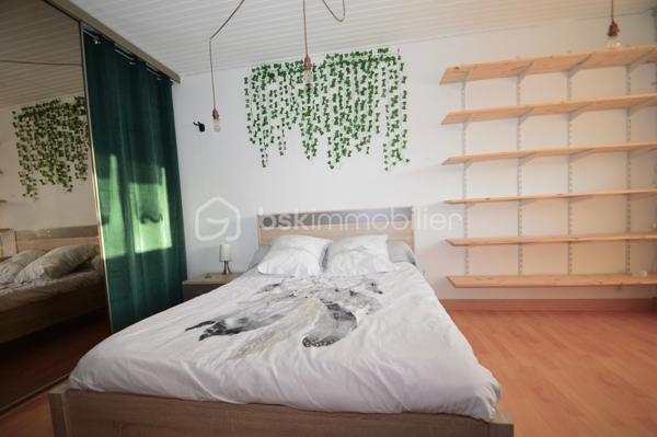 À Saint-Laurent-de-la-Salanque, laissez-vous séduire par cette superbe villa traditionnelle 3 faces de 180 m² habitables, nichée dans un quartier résidentiel calme, à proximité immédiate des commodités et à quelques minutes seulement des plages du Barcarès. Édifiée sur une parcelle de 465 m², elle offre un cadre de vie à la fois paisible et fonctionnel. Dès l'entrée, une allée paysagée mène à un porche fermé ouvrant sur un vaste hall. Le séjour lumineux, agrémenté d'une cheminée à foyer fermé, crée une atmosphère chaleureuse. La cuisine ouverte, de fabrication artisanale, séduit par son îlot central et ses finitions haut de gamme en granit noir, avec un accès direct à une terrasse semi-couverte idéale pour recevoir. Les extérieurs invitent à la détente avec piscine chauffée au sel exposée plein sud, espace barbecue et emplacement prévu pour un jacuzzi. Le rez-de-chaussée comprend également une chambre, une salle d'eau avec WC, un cellier et un garage. À l'étage, quatre grandes chambres avec rangements, dont une suite parentale, ainsi qu'une élégante salle de bain. Le dernier niveau offre une chambre supplémentaire et un bureau, parfaits pour le télétravail. Prestations complètes et confort moderne font de cette villa un bien rare, idéal pour une grande famille.