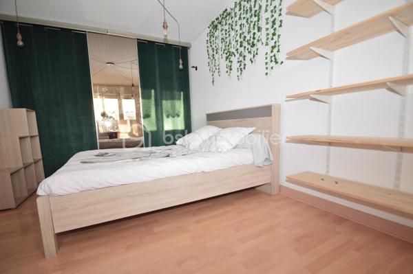 À Saint-Laurent-de-la-Salanque, laissez-vous séduire par cette superbe villa traditionnelle 3 faces de 180 m² habitables, nichée dans un quartier résidentiel calme, à proximité immédiate des commodités et à quelques minutes seulement des plages du Barcarès. Édifiée sur une parcelle de 465 m², elle offre un cadre de vie à la fois paisible et fonctionnel. Dès l'entrée, une allée paysagée mène à un porche fermé ouvrant sur un vaste hall. Le séjour lumineux, agrémenté d'une cheminée à foyer fermé, crée une atmosphère chaleureuse. La cuisine ouverte, de fabrication artisanale, séduit par son îlot central et ses finitions haut de gamme en granit noir, avec un accès direct à une terrasse semi-couverte idéale pour recevoir. Les extérieurs invitent à la détente avec piscine chauffée au sel exposée plein sud, espace barbecue et emplacement prévu pour un jacuzzi. Le rez-de-chaussée comprend également une chambre, une salle d'eau avec WC, un cellier et un garage. À l'étage, quatre grandes chambres avec rangements, dont une suite parentale, ainsi qu'une élégante salle de bain. Le dernier niveau offre une chambre supplémentaire et un bureau, parfaits pour le télétravail. Prestations complètes et confort moderne font de cette villa un bien rare, idéal pour une grande famille.