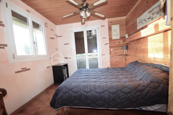À Saint-Laurent-de-la-Salanque, laissez-vous séduire par cette superbe villa traditionnelle 3 faces de 180 m² habitables, nichée dans un quartier résidentiel calme, à proximité immédiate des commodités et à quelques minutes seulement des plages du Barcarès. Édifiée sur une parcelle de 465 m², elle offre un cadre de vie à la fois paisible et fonctionnel. Dès l'entrée, une allée paysagée mène à un porche fermé ouvrant sur un vaste hall. Le séjour lumineux, agrémenté d'une cheminée à foyer fermé, crée une atmosphère chaleureuse. La cuisine ouverte, de fabrication artisanale, séduit par son îlot central et ses finitions haut de gamme en granit noir, avec un accès direct à une terrasse semi-couverte idéale pour recevoir. Les extérieurs invitent à la détente avec piscine chauffée au sel exposée plein sud, espace barbecue et emplacement prévu pour un jacuzzi. Le rez-de-chaussée comprend également une chambre, une salle d'eau avec WC, un cellier et un garage. À l'étage, quatre grandes chambres avec rangements, dont une suite parentale, ainsi qu'une élégante salle de bain. Le dernier niveau offre une chambre supplémentaire et un bureau, parfaits pour le télétravail. Prestations complètes et confort moderne font de cette villa un bien rare, idéal pour une grande famille.