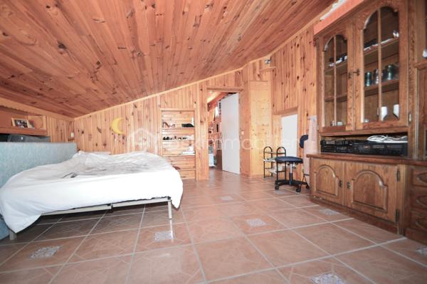 À Saint-Laurent-de-la-Salanque, laissez-vous séduire par cette superbe villa traditionnelle 3 faces de 180 m² habitables, nichée dans un quartier résidentiel calme, à proximité immédiate des commodités et à quelques minutes seulement des plages du Barcarès. Édifiée sur une parcelle de 465 m², elle offre un cadre de vie à la fois paisible et fonctionnel. Dès l'entrée, une allée paysagée mène à un porche fermé ouvrant sur un vaste hall. Le séjour lumineux, agrémenté d'une cheminée à foyer fermé, crée une atmosphère chaleureuse. La cuisine ouverte, de fabrication artisanale, séduit par son îlot central et ses finitions haut de gamme en granit noir, avec un accès direct à une terrasse semi-couverte idéale pour recevoir. Les extérieurs invitent à la détente avec piscine chauffée au sel exposée plein sud, espace barbecue et emplacement prévu pour un jacuzzi. Le rez-de-chaussée comprend également une chambre, une salle d'eau avec WC, un cellier et un garage. À l'étage, quatre grandes chambres avec rangements, dont une suite parentale, ainsi qu'une élégante salle de bain. Le dernier niveau offre une chambre supplémentaire et un bureau, parfaits pour le télétravail. Prestations complètes et confort moderne font de cette villa un bien rare, idéal pour une grande famille.