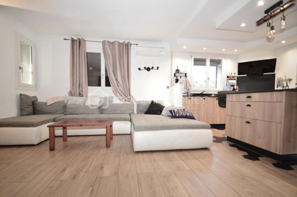 À Saint-Laurent-de-la-Salanque, laissez-vous séduire par cette superbe villa traditionnelle 3 faces de 180 m² habitables, nichée dans un quartier résidentiel calme, à proximité immédiate des commodités et à quelques minutes seulement des plages du Barcarès. Édifiée sur une parcelle de 465 m², elle offre un cadre de vie à la fois paisible et fonctionnel. Dès l'entrée, une allée paysagée mène à un porche fermé ouvrant sur un vaste hall. Le séjour lumineux, agrémenté d'une cheminée à foyer fermé, crée une atmosphère chaleureuse. La cuisine ouverte, de fabrication artisanale, séduit par son îlot central et ses finitions haut de gamme en granit noir, avec un accès direct à une terrasse semi-couverte idéale pour recevoir. Les extérieurs invitent à la détente avec piscine chauffée au sel exposée plein sud, espace barbecue et emplacement prévu pour un jacuzzi. Le rez-de-chaussée comprend également une chambre, une salle d'eau avec WC, un cellier et un garage. À l'étage, quatre grandes chambres avec rangements, dont une suite parentale, ainsi qu'une élégante salle de bain. Le dernier niveau offre une chambre supplémentaire et un bureau, parfaits pour le télétravail. Prestations complètes et confort moderne font de cette villa un bien rare, idéal pour une grande famille.