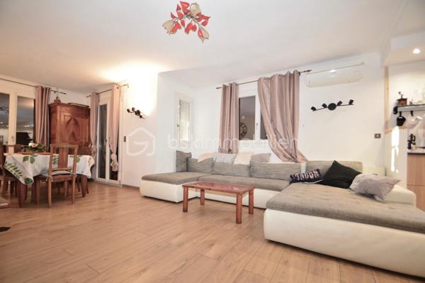À Saint-Laurent-de-la-Salanque, laissez-vous séduire par cette superbe villa traditionnelle 3 faces de 180 m² habitables, nichée dans un quartier résidentiel calme, à proximité immédiate des commodités et à quelques minutes seulement des plages du Barcarès. Édifiée sur une parcelle de 465 m², elle offre un cadre de vie à la fois paisible et fonctionnel. Dès l'entrée, une allée paysagée mène à un porche fermé ouvrant sur un vaste hall. Le séjour lumineux, agrémenté d'une cheminée à foyer fermé, crée une atmosphère chaleureuse. La cuisine ouverte, de fabrication artisanale, séduit par son îlot central et ses finitions haut de gamme en granit noir, avec un accès direct à une terrasse semi-couverte idéale pour recevoir. Les extérieurs invitent à la détente avec piscine chauffée au sel exposée plein sud, espace barbecue et emplacement prévu pour un jacuzzi. Le rez-de-chaussée comprend également une chambre, une salle d'eau avec WC, un cellier et un garage. À l'étage, quatre grandes chambres avec rangements, dont une suite parentale, ainsi qu'une élégante salle de bain. Le dernier niveau offre une chambre supplémentaire et un bureau, parfaits pour le télétravail. Prestations complètes et confort moderne font de cette villa un bien rare, idéal pour une grande famille.