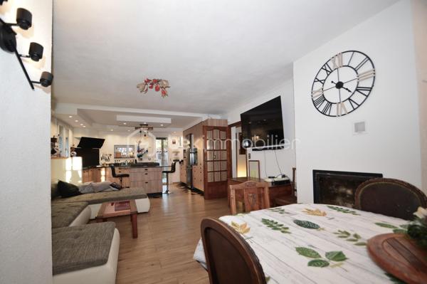 À Saint-Laurent-de-la-Salanque, laissez-vous séduire par cette superbe villa traditionnelle 3 faces de 180 m² habitables, nichée dans un quartier résidentiel calme, à proximité immédiate des commodités et à quelques minutes seulement des plages du Barcarès. Édifiée sur une parcelle de 465 m², elle offre un cadre de vie à la fois paisible et fonctionnel. Dès l'entrée, une allée paysagée mène à un porche fermé ouvrant sur un vaste hall. Le séjour lumineux, agrémenté d'une cheminée à foyer fermé, crée une atmosphère chaleureuse. La cuisine ouverte, de fabrication artisanale, séduit par son îlot central et ses finitions haut de gamme en granit noir, avec un accès direct à une terrasse semi-couverte idéale pour recevoir. Les extérieurs invitent à la détente avec piscine chauffée au sel exposée plein sud, espace barbecue et emplacement prévu pour un jacuzzi. Le rez-de-chaussée comprend également une chambre, une salle d'eau avec WC, un cellier et un garage. À l'étage, quatre grandes chambres avec rangements, dont une suite parentale, ainsi qu'une élégante salle de bain. Le dernier niveau offre une chambre supplémentaire et un bureau, parfaits pour le télétravail. Prestations complètes et confort moderne font de cette villa un bien rare, idéal pour une grande famille.