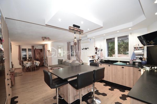 À Saint-Laurent-de-la-Salanque, laissez-vous séduire par cette superbe villa traditionnelle 3 faces de 180 m² habitables, nichée dans un quartier résidentiel calme, à proximité immédiate des commodités et à quelques minutes seulement des plages du Barcarès. Édifiée sur une parcelle de 465 m², elle offre un cadre de vie à la fois paisible et fonctionnel. Dès l'entrée, une allée paysagée mène à un porche fermé ouvrant sur un vaste hall. Le séjour lumineux, agrémenté d'une cheminée à foyer fermé, crée une atmosphère chaleureuse. La cuisine ouverte, de fabrication artisanale, séduit par son îlot central et ses finitions haut de gamme en granit noir, avec un accès direct à une terrasse semi-couverte idéale pour recevoir. Les extérieurs invitent à la détente avec piscine chauffée au sel exposée plein sud, espace barbecue et emplacement prévu pour un jacuzzi. Le rez-de-chaussée comprend également une chambre, une salle d'eau avec WC, un cellier et un garage. À l'étage, quatre grandes chambres avec rangements, dont une suite parentale, ainsi qu'une élégante salle de bain. Le dernier niveau offre une chambre supplémentaire et un bureau, parfaits pour le télétravail. Prestations complètes et confort moderne font de cette villa un bien rare, idéal pour une grande famille.