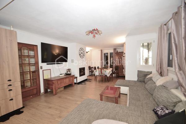 À Saint-Laurent-de-la-Salanque, laissez-vous séduire par cette superbe villa traditionnelle 3 faces de 180 m² habitables, nichée dans un quartier résidentiel calme, à proximité immédiate des commodités et à quelques minutes seulement des plages du Barcarès. Édifiée sur une parcelle de 465 m², elle offre un cadre de vie à la fois paisible et fonctionnel. Dès l'entrée, une allée paysagée mène à un porche fermé ouvrant sur un vaste hall. Le séjour lumineux, agrémenté d'une cheminée à foyer fermé, crée une atmosphère chaleureuse. La cuisine ouverte, de fabrication artisanale, séduit par son îlot central et ses finitions haut de gamme en granit noir, avec un accès direct à une terrasse semi-couverte idéale pour recevoir. Les extérieurs invitent à la détente avec piscine chauffée au sel exposée plein sud, espace barbecue et emplacement prévu pour un jacuzzi. Le rez-de-chaussée comprend également une chambre, une salle d'eau avec WC, un cellier et un garage. À l'étage, quatre grandes chambres avec rangements, dont une suite parentale, ainsi qu'une élégante salle de bain. Le dernier niveau offre une chambre supplémentaire et un bureau, parfaits pour le télétravail. Prestations complètes et confort moderne font de cette villa un bien rare, idéal pour une grande famille.