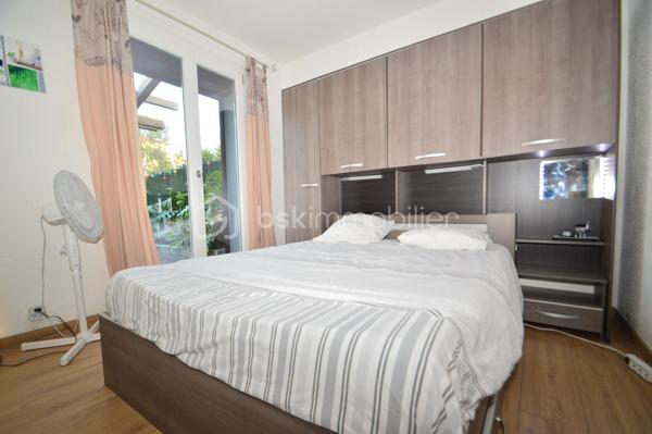 À Saint-Laurent-de-la-Salanque, laissez-vous séduire par cette superbe villa traditionnelle 3 faces de 180 m² habitables, nichée dans un quartier résidentiel calme, à proximité immédiate des commodités et à quelques minutes seulement des plages du Barcarès. Édifiée sur une parcelle de 465 m², elle offre un cadre de vie à la fois paisible et fonctionnel. Dès l'entrée, une allée paysagée mène à un porche fermé ouvrant sur un vaste hall. Le séjour lumineux, agrémenté d'une cheminée à foyer fermé, crée une atmosphère chaleureuse. La cuisine ouverte, de fabrication artisanale, séduit par son îlot central et ses finitions haut de gamme en granit noir, avec un accès direct à une terrasse semi-couverte idéale pour recevoir. Les extérieurs invitent à la détente avec piscine chauffée au sel exposée plein sud, espace barbecue et emplacement prévu pour un jacuzzi. Le rez-de-chaussée comprend également une chambre, une salle d'eau avec WC, un cellier et un garage. À l'étage, quatre grandes chambres avec rangements, dont une suite parentale, ainsi qu'une élégante salle de bain. Le dernier niveau offre une chambre supplémentaire et un bureau, parfaits pour le télétravail. Prestations complètes et confort moderne font de cette villa un bien rare, idéal pour une grande famille.