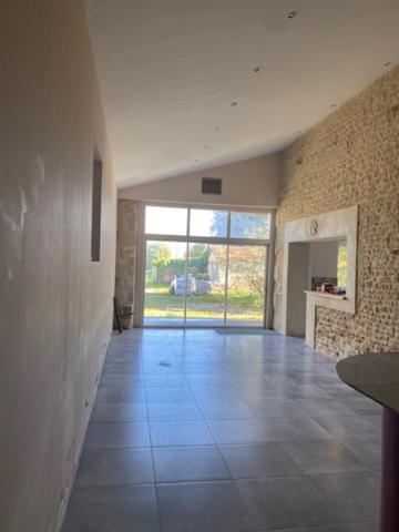 Belle maison en pierres, à finir de rénover, de 234 m2 habitables, 2 pigeonniers à rénover, hangar et dépendances