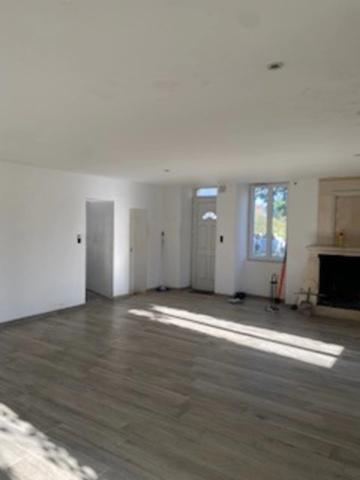 Belle maison en pierres, à finir de rénover, de 234 m2 habitables, 2 pigeonniers à rénover, hangar et dépendances