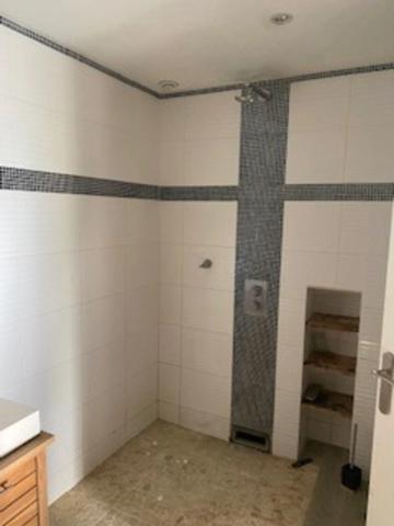 Belle maison en pierres, à finir de rénover, de 234 m2 habitables, 2 pigeonniers à rénover, hangar et dépendances