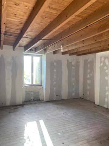 Belle maison en pierres, à finir de rénover, de 234 m2 habitables, 2 pigeonniers à rénover, hangar et dépendances