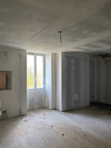 Belle maison en pierres, à finir de rénover, de 234 m2 habitables, 2 pigeonniers à rénover, hangar et dépendances