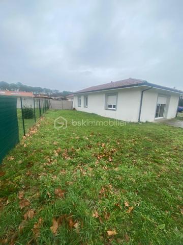 Découvrez cette charmante maison mitoyenne de 70 m² située à Mimizan bourg, construite en 2013.

Soigneusement entretenue, elle se distingue par son excellent état général et son atmosphère chaleureuse.
Elle se compose d'une cuisine ouverte, moderne, aménagée et équipée, donnant sur un salon/séjour lumineux, offrant un espace de vie agréable et convivial au quotidien.
L'espace nuit comprend 2 chambres confortables, une salle d'eau ainsi qu'un wc indépendant pour plus de praticité.
Côté extérieur, vous profiterez d'un terrain de 275 m² entièrement clôturé, parfait pour les moments de détente, les repas en plein air ou pour les enfants.
Un garage complète ce bien et offre un espace de rangement supplémentaire.

Situé dans un environnement pratique et recherché, la maison bénéficie de la proximité des établissements scolaires et des commerces, installations sportives, pistes cyclables, facilitant le quotidien.

Les atouts : 
- Maison récente
- Jolie et lumineuse
- Proche écoles et commerces
- Moins de 10 minutes des plages
- Terrain clos
- Environnement calme
- Pistes cyclables
- Piscine
- Installations sportives

Aucun travaux à prévoir
Idéal pour un premier achat, un jeune couple ou pour un investissement locatif.
