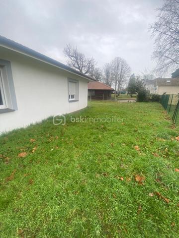 Découvrez cette charmante maison mitoyenne de 70 m² située à Mimizan bourg, construite en 2013.

Soigneusement entretenue, elle se distingue par son excellent état général et son atmosphère chaleureuse.
Elle se compose d'une cuisine ouverte, moderne, aménagée et équipée, donnant sur un salon/séjour lumineux, offrant un espace de vie agréable et convivial au quotidien.
L'espace nuit comprend 2 chambres confortables, une salle d'eau ainsi qu'un wc indépendant pour plus de praticité.
Côté extérieur, vous profiterez d'un terrain de 275 m² entièrement clôturé, parfait pour les moments de détente, les repas en plein air ou pour les enfants.
Un garage complète ce bien et offre un espace de rangement supplémentaire.

Situé dans un environnement pratique et recherché, la maison bénéficie de la proximité des établissements scolaires et des commerces, installations sportives, pistes cyclables, facilitant le quotidien.

Les atouts : 
- Maison récente
- Jolie et lumineuse
- Proche écoles et commerces
- Moins de 10 minutes des plages
- Terrain clos
- Environnement calme
- Pistes cyclables
- Piscine
- Installations sportives

Aucun travaux à prévoir
Idéal pour un premier achat, un jeune couple ou pour un investissement locatif.