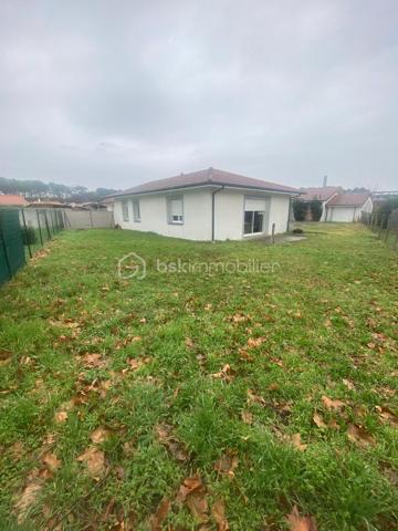 Découvrez cette charmante maison mitoyenne de 70 m² située à Mimizan bourg, construite en 2013.

Soigneusement entretenue, elle se distingue par son excellent état général et son atmosphère chaleureuse.
Elle se compose d'une cuisine ouverte, moderne, aménagée et équipée, donnant sur un salon/séjour lumineux, offrant un espace de vie agréable et convivial au quotidien.
L'espace nuit comprend 2 chambres confortables, une salle d'eau ainsi qu'un wc indépendant pour plus de praticité.
Côté extérieur, vous profiterez d'un terrain de 275 m² entièrement clôturé, parfait pour les moments de détente, les repas en plein air ou pour les enfants.
Un garage complète ce bien et offre un espace de rangement supplémentaire.

Situé dans un environnement pratique et recherché, la maison bénéficie de la proximité des établissements scolaires et des commerces, installations sportives, pistes cyclables, facilitant le quotidien.

Les atouts : 
- Maison récente
- Jolie et lumineuse
- Proche écoles et commerces
- Moins de 10 minutes des plages
- Terrain clos
- Environnement calme
- Pistes cyclables
- Piscine
- Installations sportives

Aucun travaux à prévoir
Idéal pour un premier achat, un jeune couple ou pour un investissement locatif.