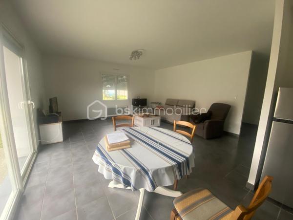 Découvrez cette charmante maison mitoyenne de 70 m² située à Mimizan bourg, construite en 2013.

Soigneusement entretenue, elle se distingue par son excellent état général et son atmosphère chaleureuse.
Elle se compose d'une cuisine ouverte, moderne, aménagée et équipée, donnant sur un salon/séjour lumineux, offrant un espace de vie agréable et convivial au quotidien.
L'espace nuit comprend 2 chambres confortables, une salle d'eau ainsi qu'un wc indépendant pour plus de praticité.
Côté extérieur, vous profiterez d'un terrain de 275 m² entièrement clôturé, parfait pour les moments de détente, les repas en plein air ou pour les enfants.
Un garage complète ce bien et offre un espace de rangement supplémentaire.

Situé dans un environnement pratique et recherché, la maison bénéficie de la proximité des établissements scolaires et des commerces, installations sportives, pistes cyclables, facilitant le quotidien.

Les atouts : 
- Maison récente
- Jolie et lumineuse
- Proche écoles et commerces
- Moins de 10 minutes des plages
- Terrain clos
- Environnement calme
- Pistes cyclables
- Piscine
- Installations sportives

Aucun travaux à prévoir
Idéal pour un premier achat, un jeune couple ou pour un investissement locatif.