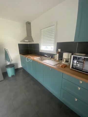 Découvrez cette charmante maison mitoyenne de 70 m² située à Mimizan bourg, construite en 2013.

Soigneusement entretenue, elle se distingue par son excellent état général et son atmosphère chaleureuse.
Elle se compose d'une cuisine ouverte, moderne, aménagée et équipée, donnant sur un salon/séjour lumineux, offrant un espace de vie agréable et convivial au quotidien.
L'espace nuit comprend 2 chambres confortables, une salle d'eau ainsi qu'un wc indépendant pour plus de praticité.
Côté extérieur, vous profiterez d'un terrain de 275 m² entièrement clôturé, parfait pour les moments de détente, les repas en plein air ou pour les enfants.
Un garage complète ce bien et offre un espace de rangement supplémentaire.

Situé dans un environnement pratique et recherché, la maison bénéficie de la proximité des établissements scolaires et des commerces, installations sportives, pistes cyclables, facilitant le quotidien.

Les atouts : 
- Maison récente
- Jolie et lumineuse
- Proche écoles et commerces
- Moins de 10 minutes des plages
- Terrain clos
- Environnement calme
- Pistes cyclables
- Piscine
- Installations sportives

Aucun travaux à prévoir
Idéal pour un premier achat, un jeune couple ou pour un investissement locatif.