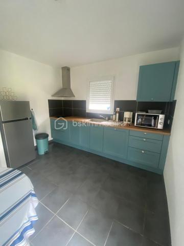 Découvrez cette charmante maison mitoyenne de 70 m² située à Mimizan bourg, construite en 2013.

Soigneusement entretenue, elle se distingue par son excellent état général et son atmosphère chaleureuse.
Elle se compose d'une cuisine ouverte, moderne, aménagée et équipée, donnant sur un salon/séjour lumineux, offrant un espace de vie agréable et convivial au quotidien.
L'espace nuit comprend 2 chambres confortables, une salle d'eau ainsi qu'un wc indépendant pour plus de praticité.
Côté extérieur, vous profiterez d'un terrain de 275 m² entièrement clôturé, parfait pour les moments de détente, les repas en plein air ou pour les enfants.
Un garage complète ce bien et offre un espace de rangement supplémentaire.

Situé dans un environnement pratique et recherché, la maison bénéficie de la proximité des établissements scolaires et des commerces, installations sportives, pistes cyclables, facilitant le quotidien.

Les atouts : 
- Maison récente
- Jolie et lumineuse
- Proche écoles et commerces
- Moins de 10 minutes des plages
- Terrain clos
- Environnement calme
- Pistes cyclables
- Piscine
- Installations sportives

Aucun travaux à prévoir
Idéal pour un premier achat, un jeune couple ou pour un investissement locatif.