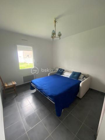 Découvrez cette charmante maison mitoyenne de 70 m² située à Mimizan bourg, construite en 2013.

Soigneusement entretenue, elle se distingue par son excellent état général et son atmosphère chaleureuse.
Elle se compose d'une cuisine ouverte, moderne, aménagée et équipée, donnant sur un salon/séjour lumineux, offrant un espace de vie agréable et convivial au quotidien.
L'espace nuit comprend 2 chambres confortables, une salle d'eau ainsi qu'un wc indépendant pour plus de praticité.
Côté extérieur, vous profiterez d'un terrain de 275 m² entièrement clôturé, parfait pour les moments de détente, les repas en plein air ou pour les enfants.
Un garage complète ce bien et offre un espace de rangement supplémentaire.

Situé dans un environnement pratique et recherché, la maison bénéficie de la proximité des établissements scolaires et des commerces, installations sportives, pistes cyclables, facilitant le quotidien.

Les atouts : 
- Maison récente
- Jolie et lumineuse
- Proche écoles et commerces
- Moins de 10 minutes des plages
- Terrain clos
- Environnement calme
- Pistes cyclables
- Piscine
- Installations sportives

Aucun travaux à prévoir
Idéal pour un premier achat, un jeune couple ou pour un investissement locatif.