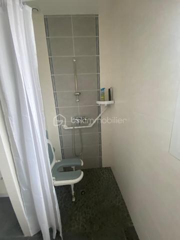 Découvrez cette charmante maison mitoyenne de 70 m² située à Mimizan bourg, construite en 2013.

Soigneusement entretenue, elle se distingue par son excellent état général et son atmosphère chaleureuse.
Elle se compose d'une cuisine ouverte, moderne, aménagée et équipée, donnant sur un salon/séjour lumineux, offrant un espace de vie agréable et convivial au quotidien.
L'espace nuit comprend 2 chambres confortables, une salle d'eau ainsi qu'un wc indépendant pour plus de praticité.
Côté extérieur, vous profiterez d'un terrain de 275 m² entièrement clôturé, parfait pour les moments de détente, les repas en plein air ou pour les enfants.
Un garage complète ce bien et offre un espace de rangement supplémentaire.

Situé dans un environnement pratique et recherché, la maison bénéficie de la proximité des établissements scolaires et des commerces, installations sportives, pistes cyclables, facilitant le quotidien.

Les atouts : 
- Maison récente
- Jolie et lumineuse
- Proche écoles et commerces
- Moins de 10 minutes des plages
- Terrain clos
- Environnement calme
- Pistes cyclables
- Piscine
- Installations sportives

Aucun travaux à prévoir
Idéal pour un premier achat, un jeune couple ou pour un investissement locatif.